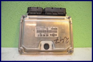 KOMPUTER VW PASSAT B5 2.3 066906032AT 0261207640