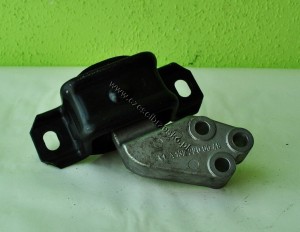 PODUSZKA ŁAPA WSPORNIK SILNIKA SMART FORTWO 2009r