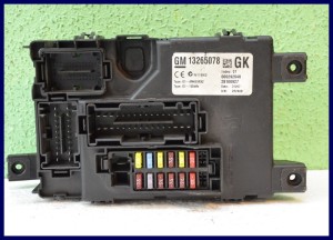 MODUŁ SKRZYNKA BSI OPEL CORSA D 1.2 13265078 GK
